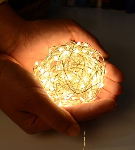 Vielinės lemputės šiltai baltos spalvos su baterijomis, 50 LED