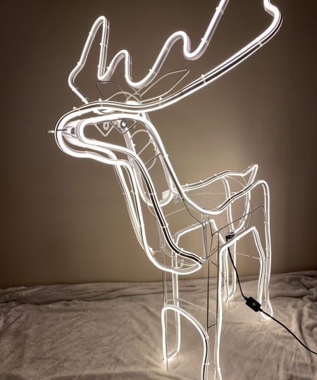 Šiltai baltos spalvos šviečiantis LED elnias