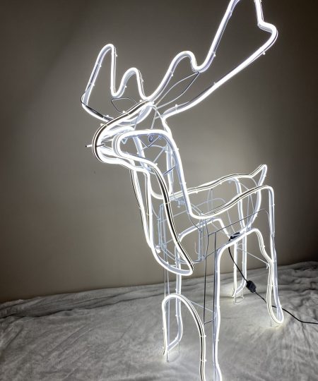 Šaltai baltos spalvos šviečiantis LED elnias